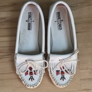 Minnetonka White Red Black Beaded Fringe Thunderbird II Leather Moccasin 7.5